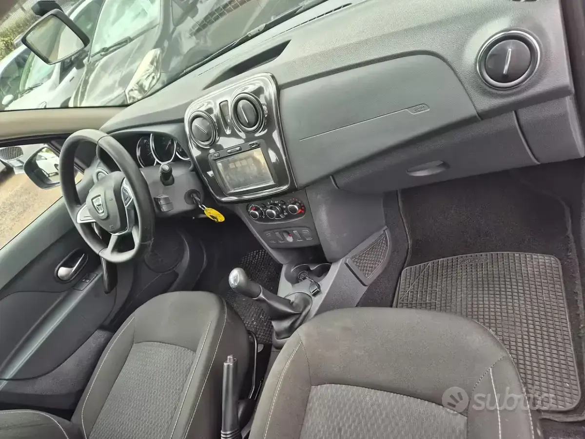 Usata Dacia Sandero Acces 90 CV (66 kW) 2019 Blu Berlina