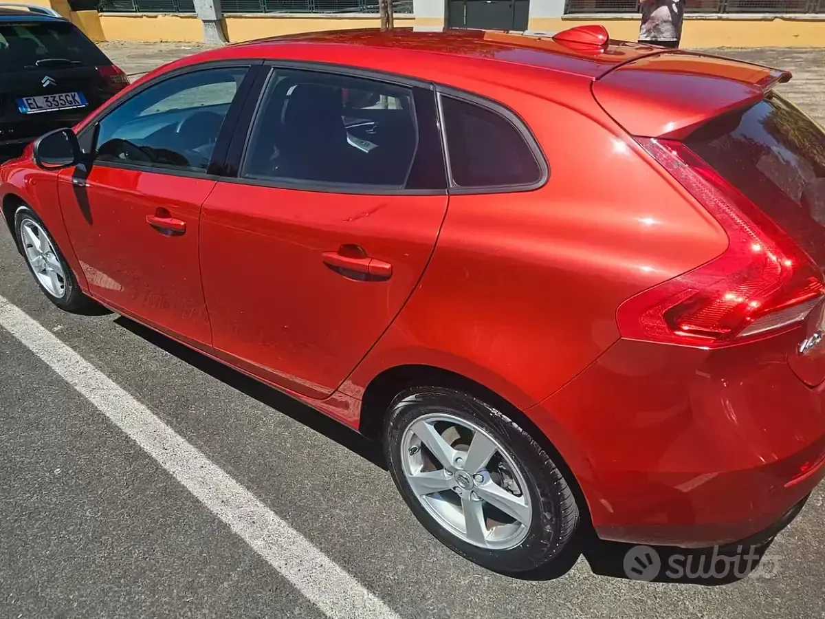 Usata Volvo V40 120 CV (88 kW) 2018 Rosso Berlina