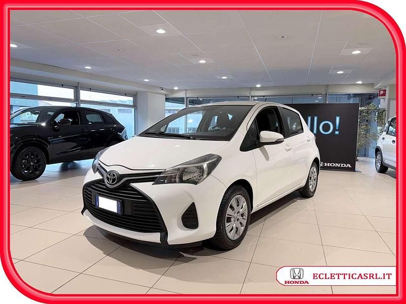 Usata Toyota Yaris Cool 69 CV (50 kW) 2015 Bianco Utilitaria