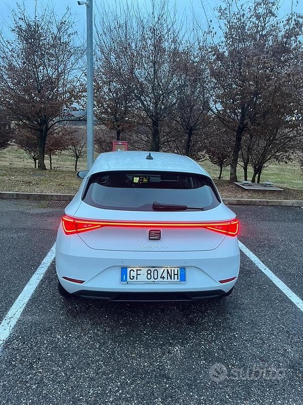 Usata Seat Leon 150 CV (110 kW) 2021 Bianco Berlina