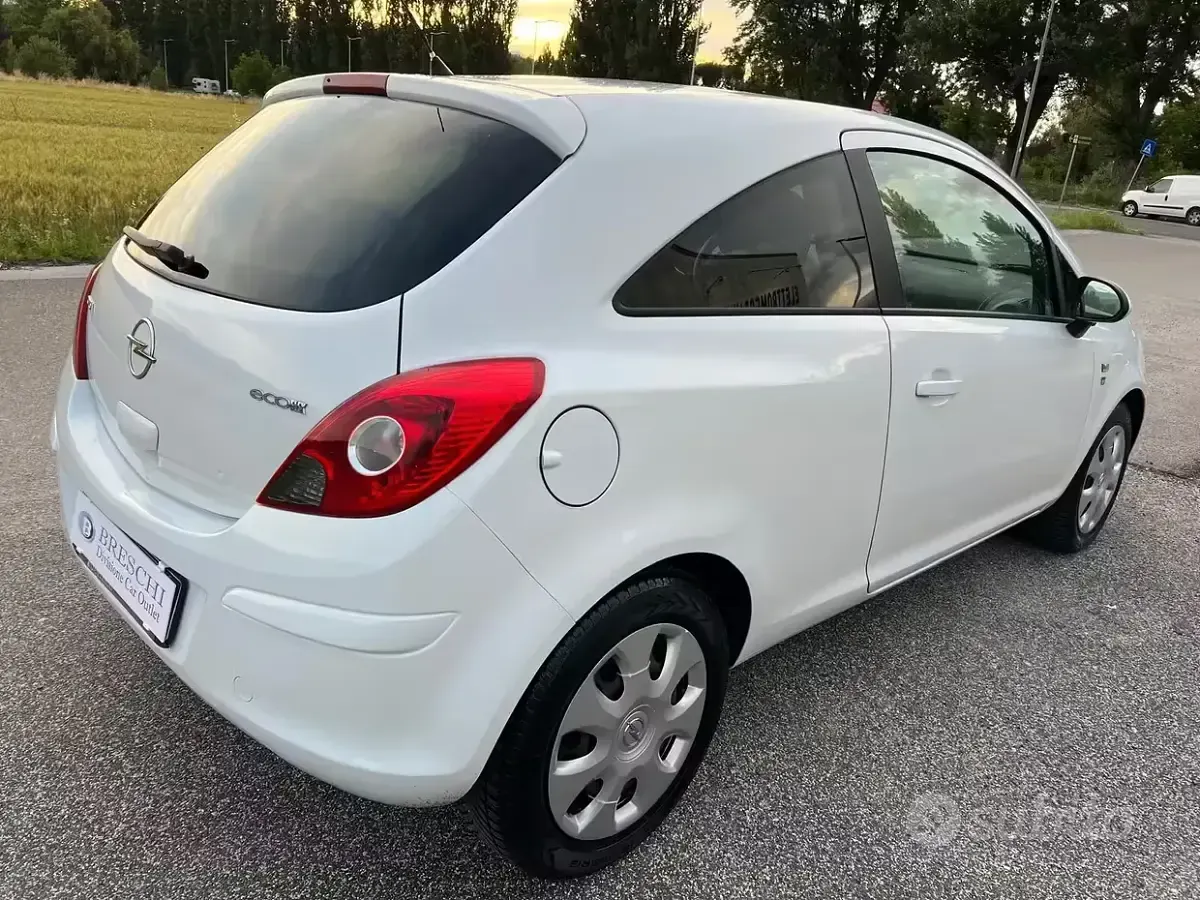 Usata Opel Corsa Edition 75 CV (55 kW) 2010 Bianco Utilitaria