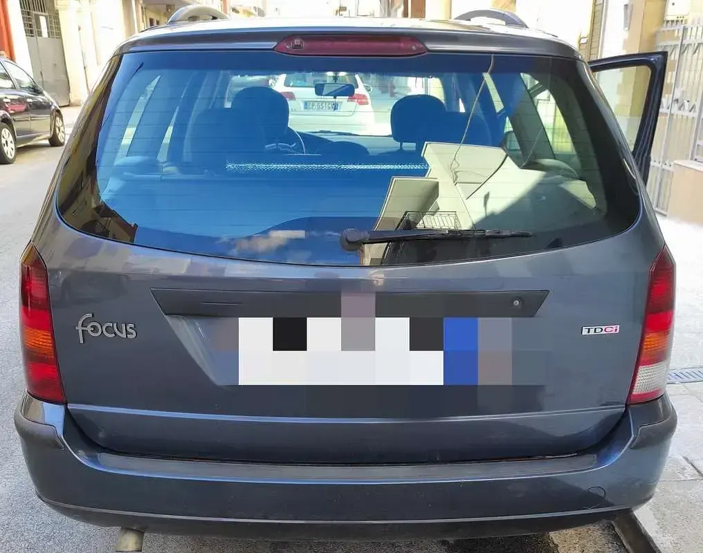 Begagnad Ford Focus Zetec 101 HK (74 kW) 2004 Grå Kombi