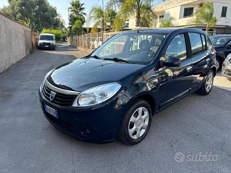 Blu Usata 2010 Dacia Sandero Tre volumi | 4199 € (Buon prezzo) - Immagine 1/4