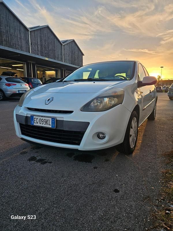 Usata Renault Clio II Luxe 74 CV (54 kW) 2011 Bianco Berlina