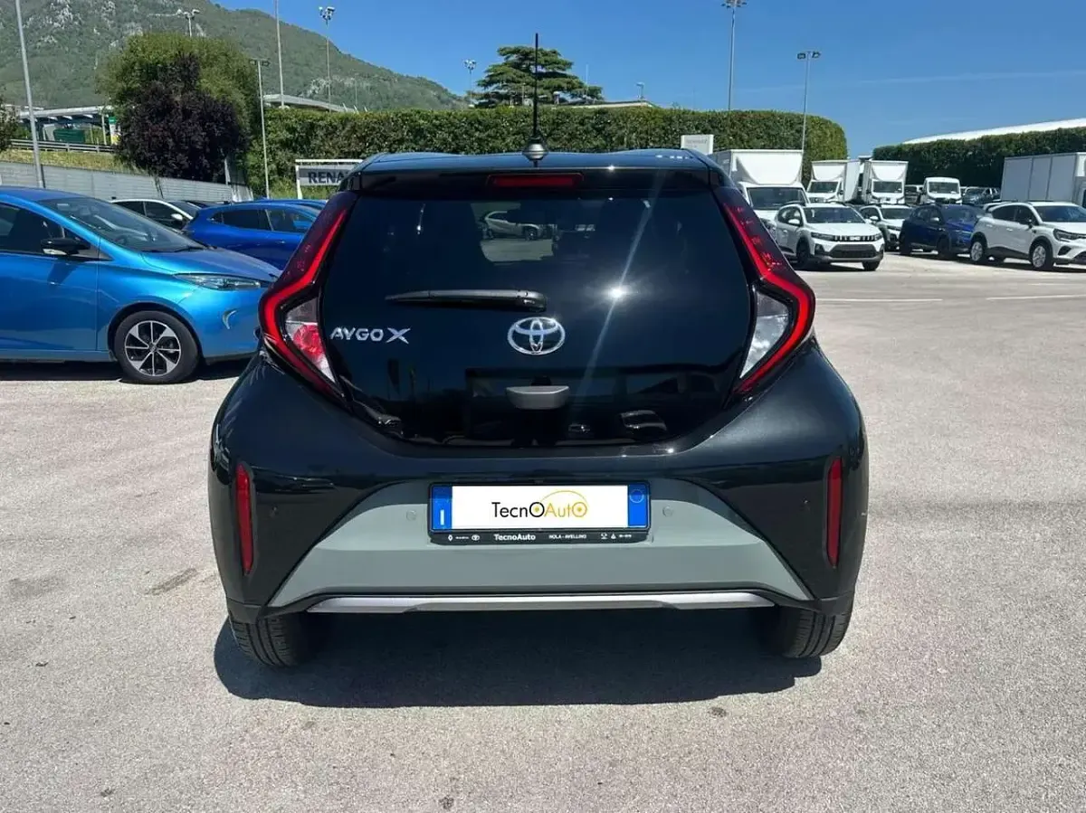 Usata Toyota Aygo X Lounge 72 CV (52 kW) 2024 Tarragon & black SUV