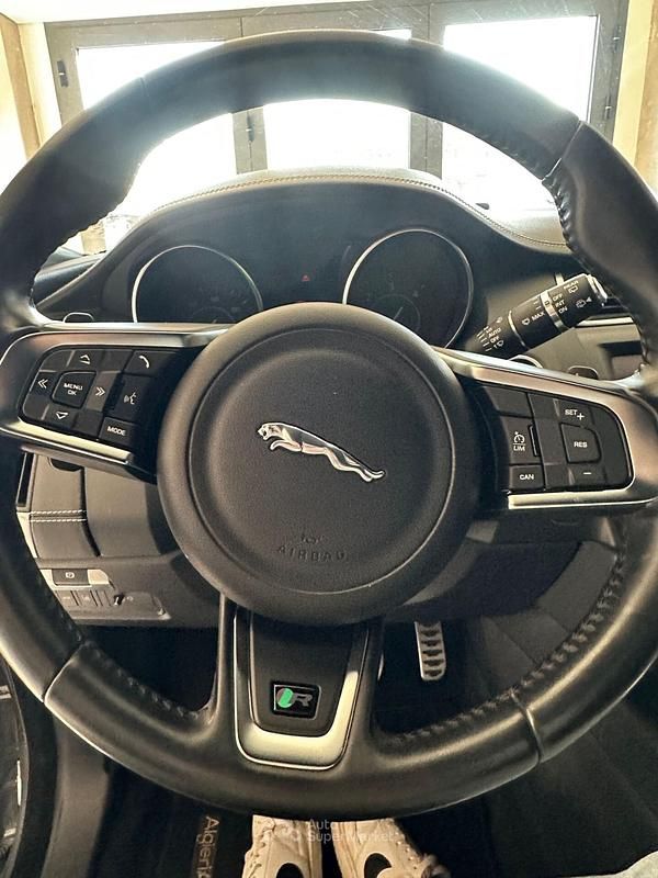 Usata Jaguar E-Pace R-Dynamic 150 CV (110 kW) 2019 Gray SUV