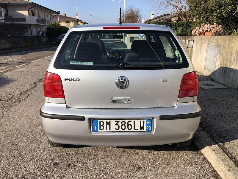 Usata VW Polo Comfortline 60 CV (44 kW) 2000 Argento Berlina