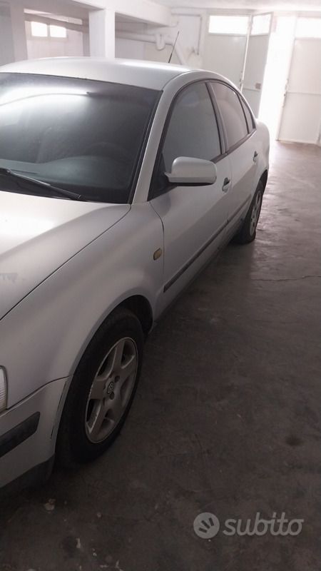Usata VW Passat 75 CV (55 kW) 2000 Grigio Berlina