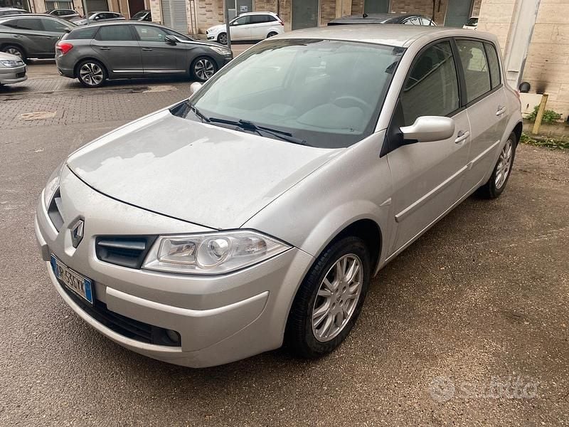 Grigio Usata 2005 Renault Mégane II Berlina | 1750 € (Buon prezzo) - Immagine 1/4