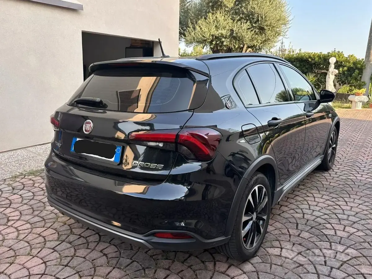 Usata Fiat Tipo Cross 101 CV (74 kW) 2021 Nero Berlina