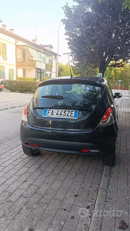 Usata Lancia Ypsilon 69 CV (50 kW) 2016 Nero Utilitaria