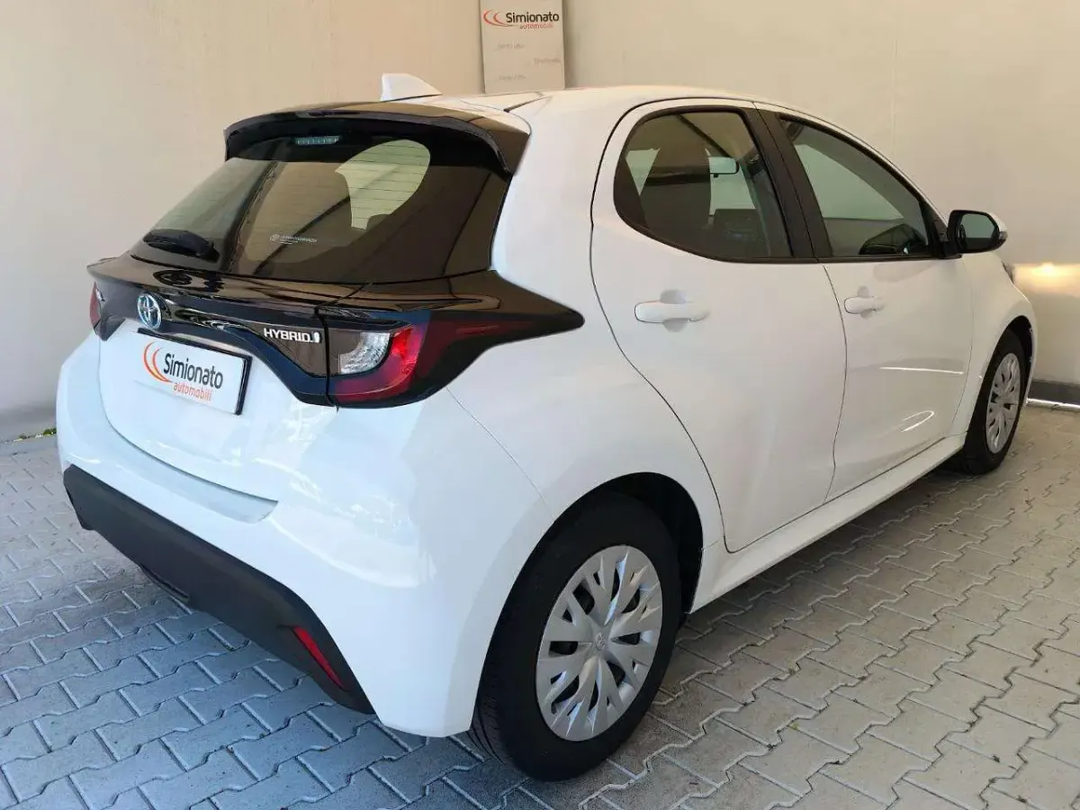 Usata Toyota Yaris Hybrid Business Edition 92 CV (67 kW) 2020 Bianco Berlina