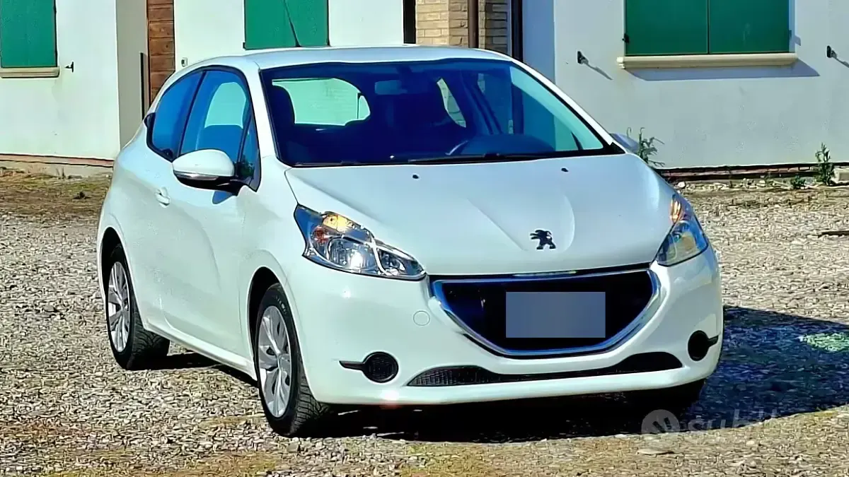 Usata Peugeot 208 68 CV (50 kW) 2013 Bianco Utilitaria