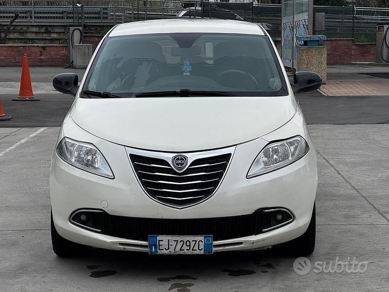 Usata Lancia Ypsilon Gold 95 CV (69 kW) 2011 Bianco Utilitaria