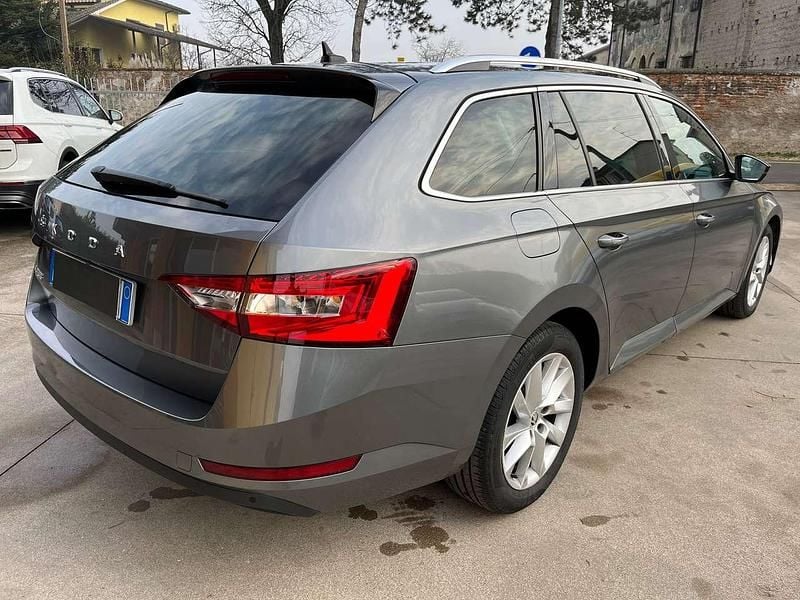 Usata Skoda Superb Style 150 CV (110 kW) 2022 Grigio metallizzato Station wagon