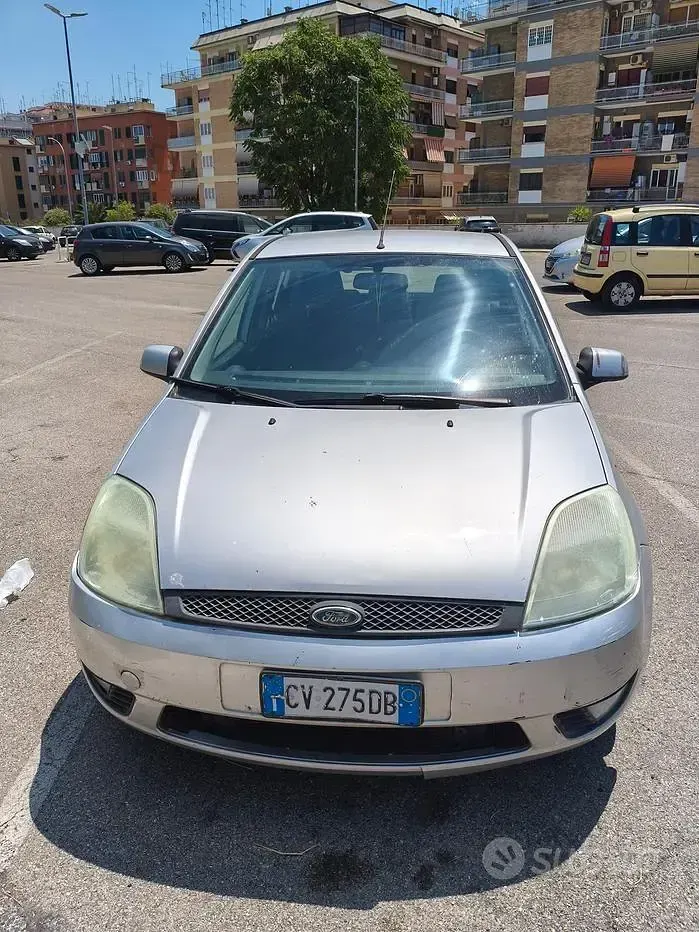 Usata Ford Fiesta 75 CV (55 kW) 2005 Grigio Utilitaria