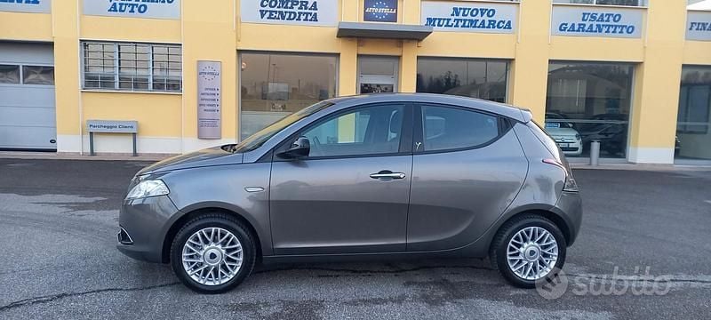 Usata Lancia Ypsilon Gold 70 CV (51 kW) 2014 Grigio medio Utilitaria