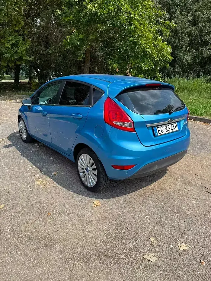 Usata Ford Fiesta 97 CV (71 kW) 2011 Bluazzurro Berlina