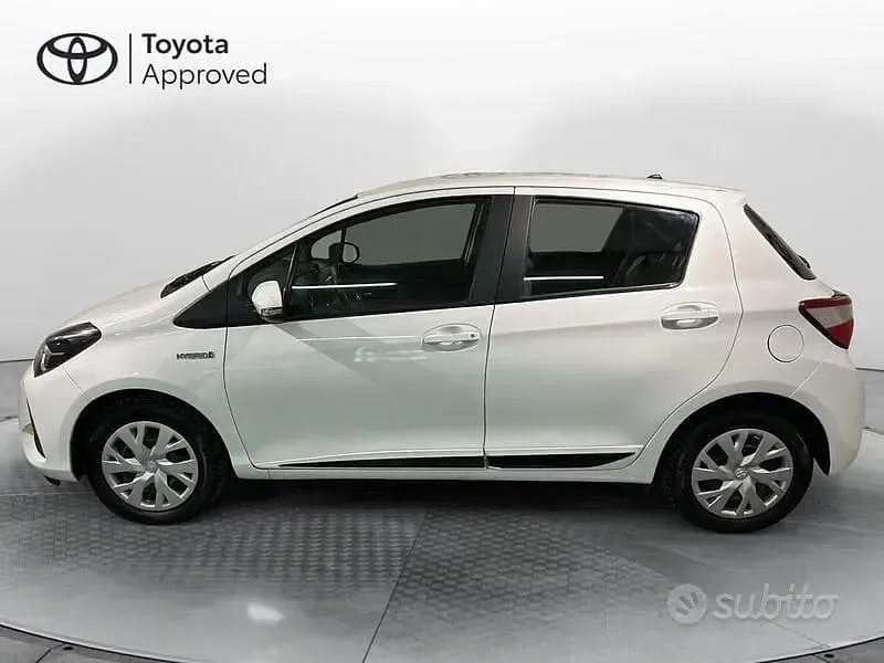 Usata Toyota Yaris Hybrid Active 101 CV (74 kW) 2020 Bianco Berlina