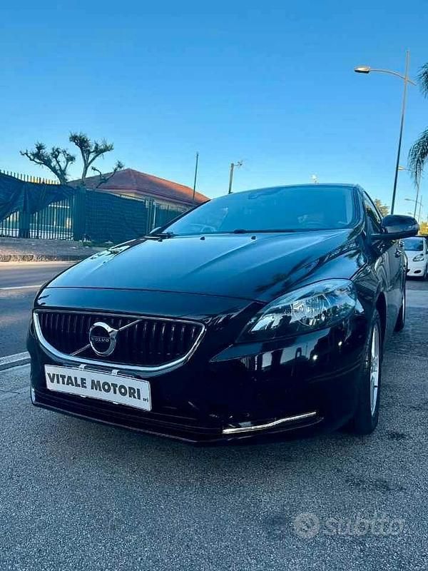 Usata Volvo V40 Inscription 120 CV (88 kW) 2017 Nero Berlina