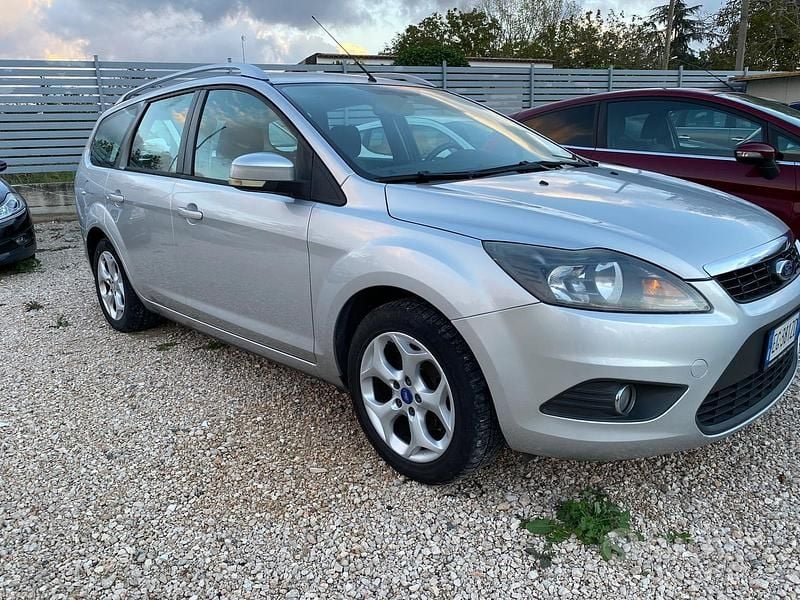 Usata Ford Focus 110 CV (80 kW) 2011 Grigio Station wagon