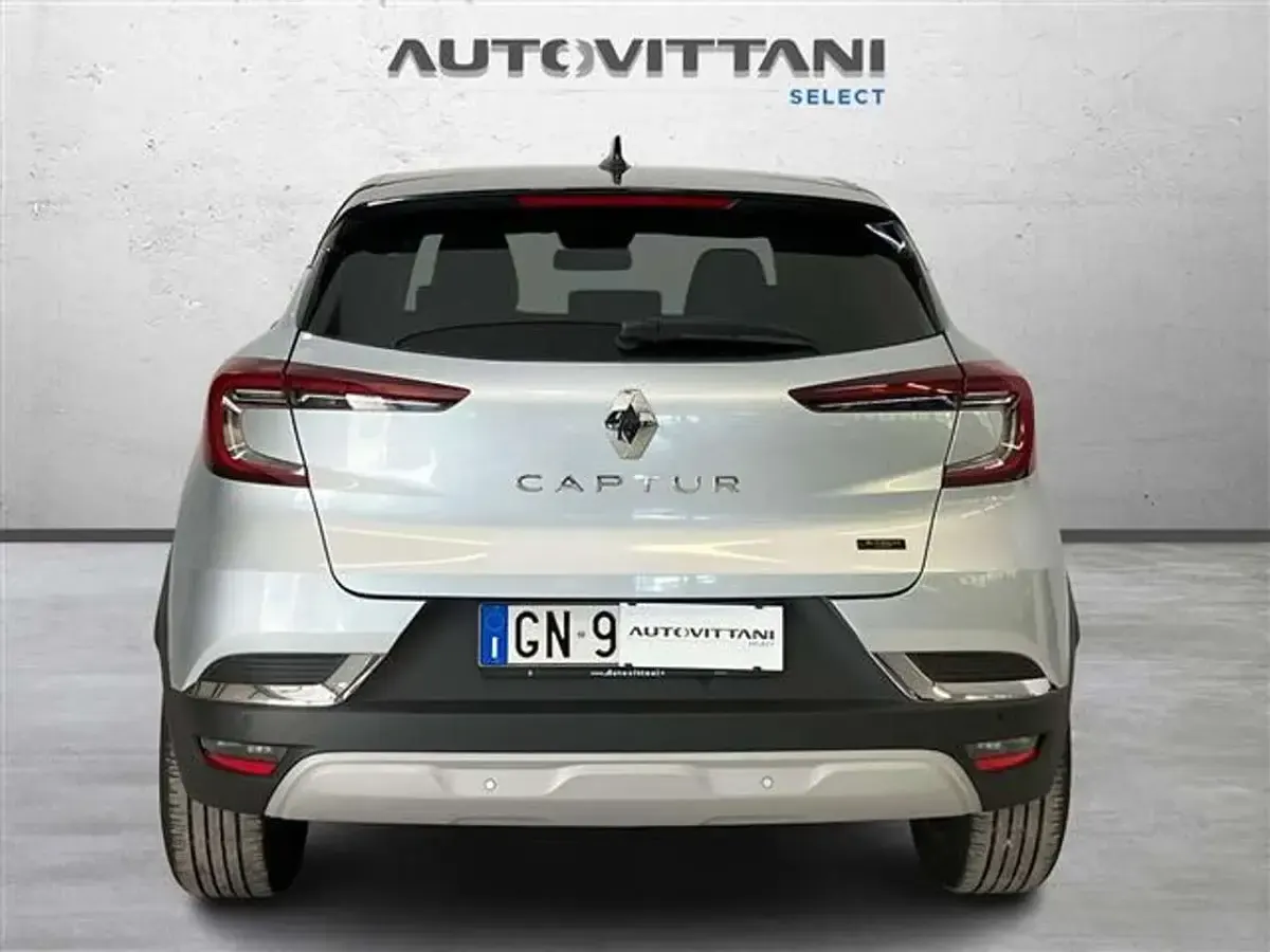 Usata Renault Captur Techno 145 CV (106 kW) 2023 Grigio chiaro SUV