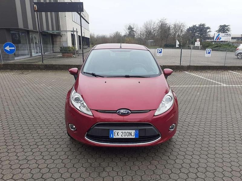 Lilla Usata 2012 Ford Fiesta Titanium Tre volumi | 4800 € (Buon prezzo) - Immagine 1/4