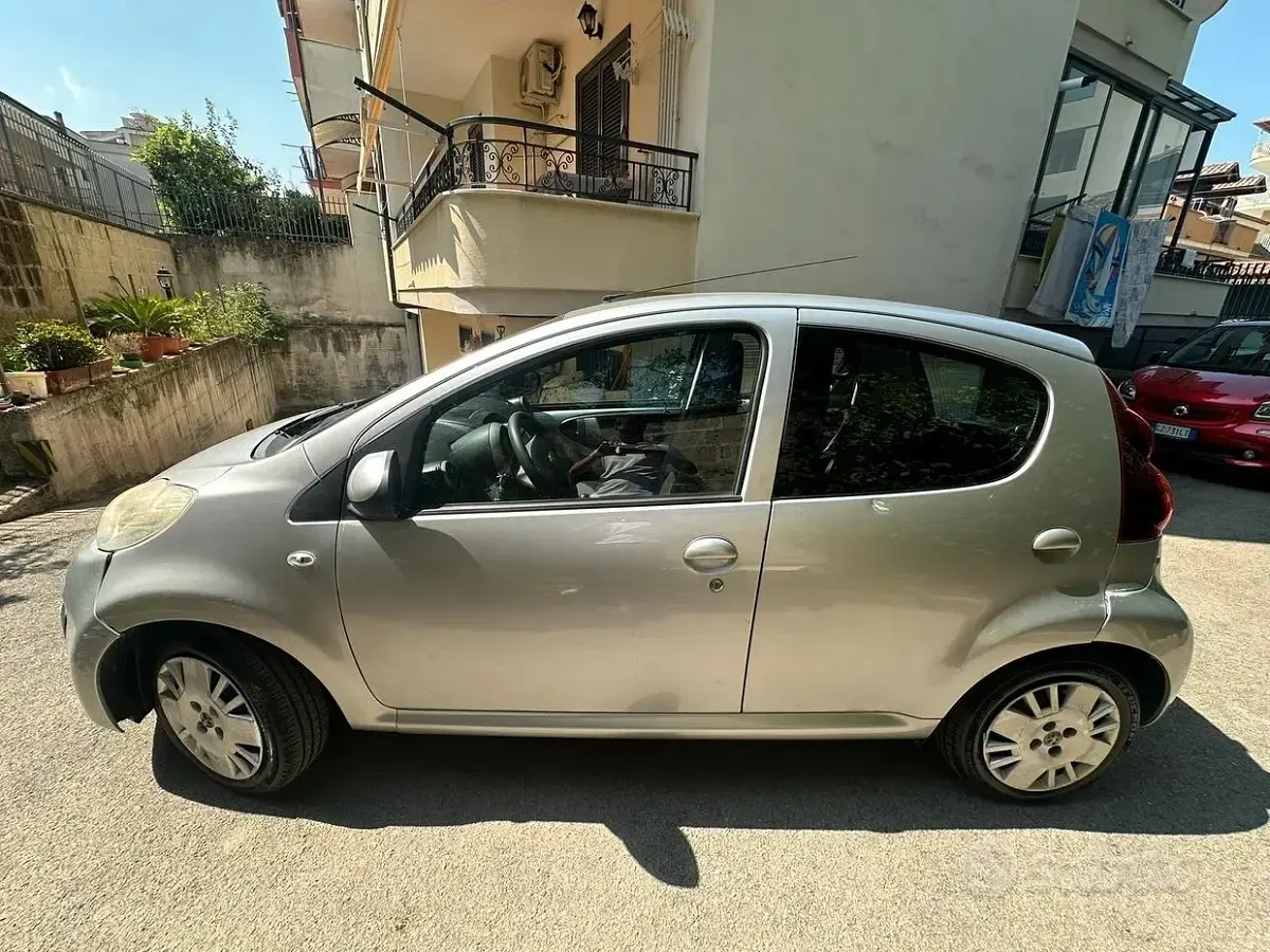 Usata Peugeot 107 68 CV (50 kW) 2013 Grigio Utilitaria
