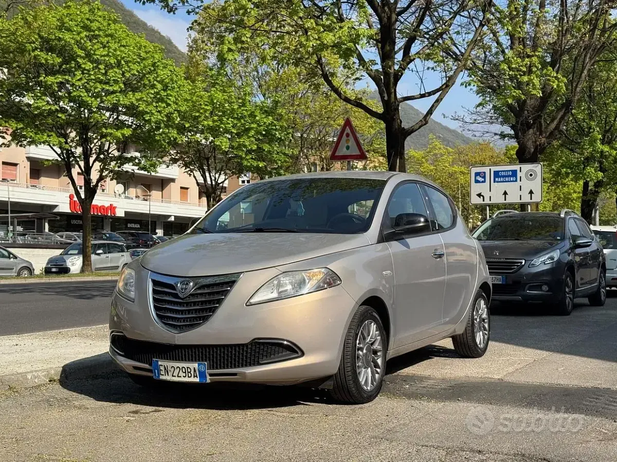 Usata Lancia Ypsilon 69 CV (50 kW) 2012 Beige Utilitaria