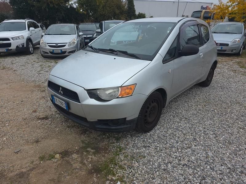 Argento Usata 2011 Mitsubishi Colt Tre volumi | 1900 € (Buon prezzo) - Immagine 1/4