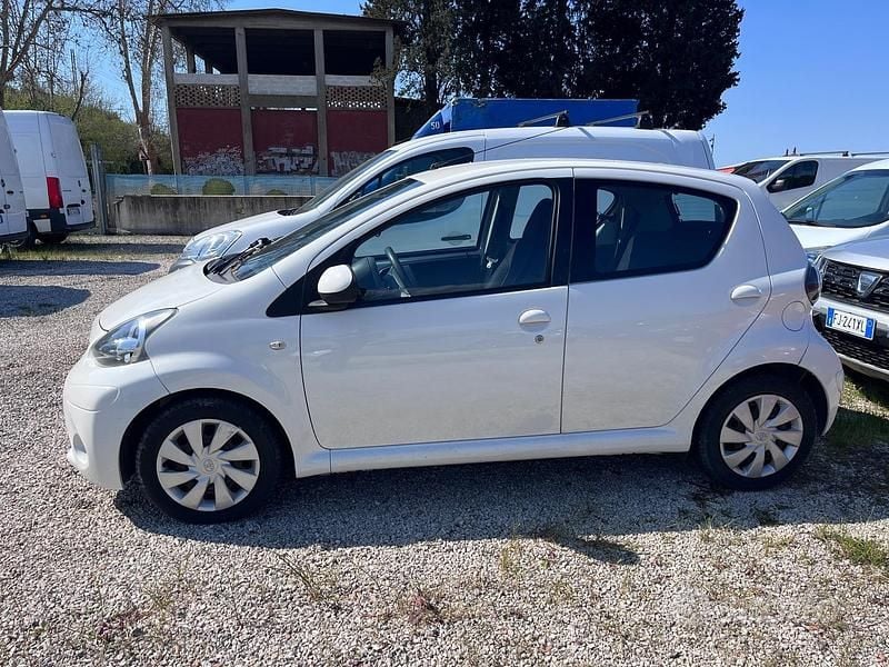 Usata Toyota Aygo Lounge 68 CV (50 kW) 2012 Bianco Utilitaria