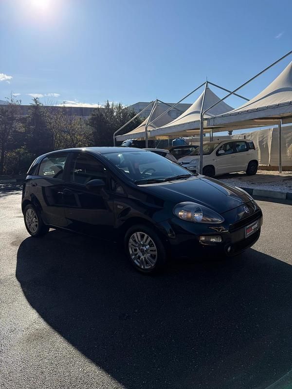 Usata Fiat Punto Lounge 77 CV (56 kW) 2015 Blu Berlina