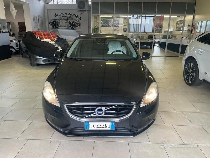 Usata Volvo V40 Momentum 115 CV (84 kW) 2015 Nero Berlina