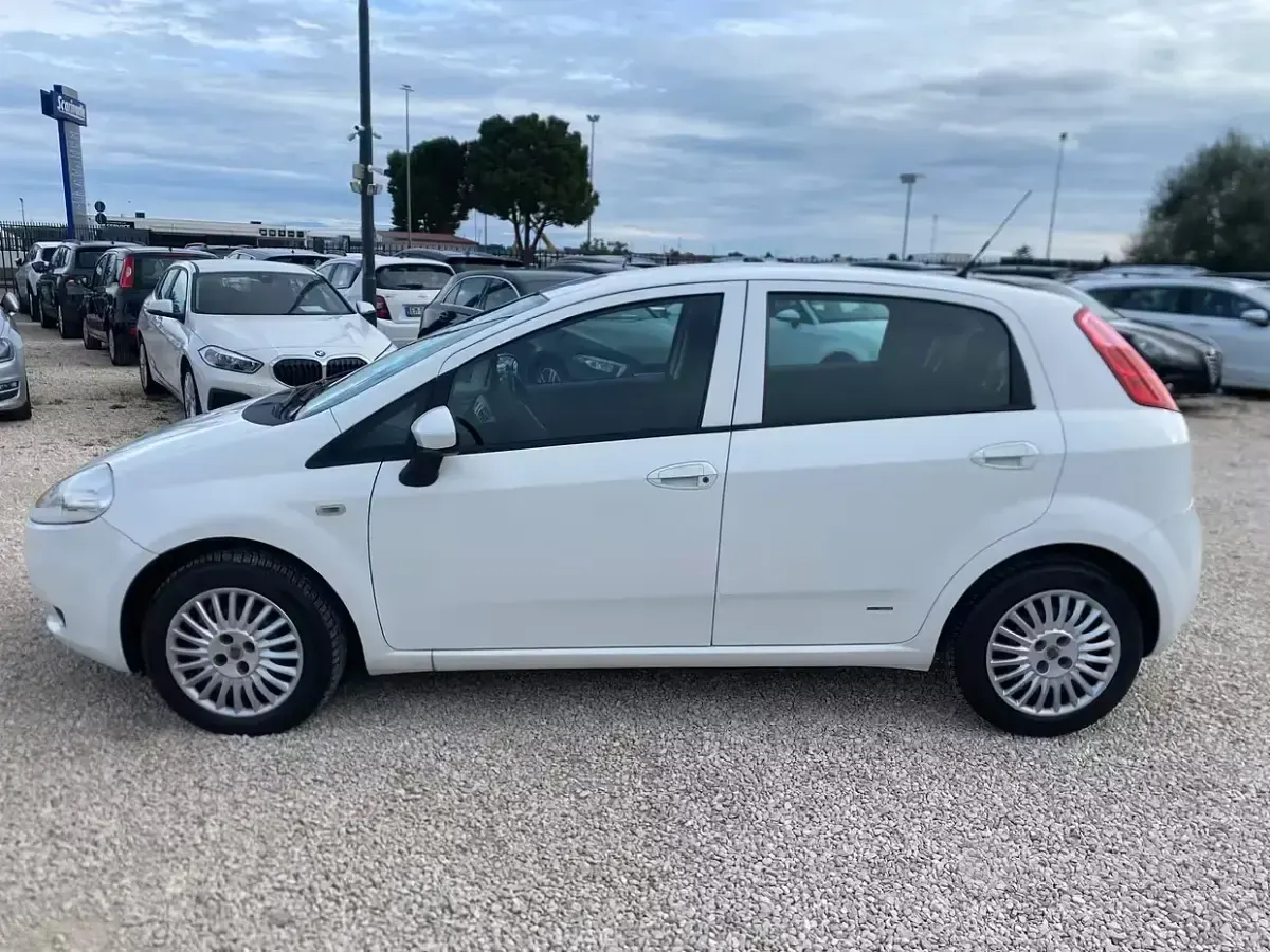 Usata Fiat Grande Punto Dynamic 65 CV (47 kW) 2008 Bianco Utilitaria