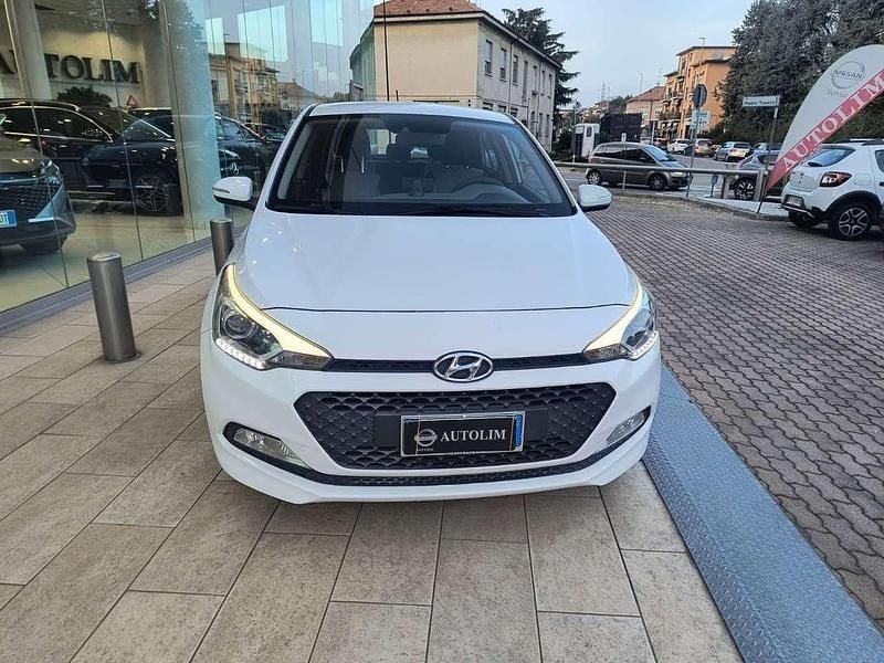 Usata Hyundai i20 Comfort 84 CV (61 kW) 2015 Polar white Utilitaria