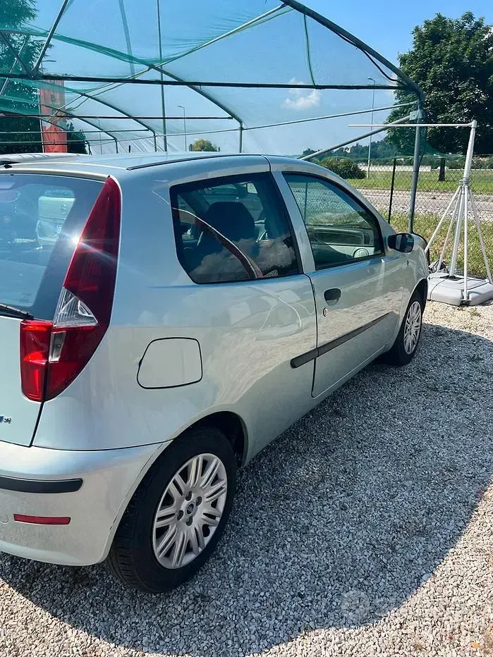 Usata Fiat Punto Active 69 CV (50 kW) 2004 Blu Utilitaria