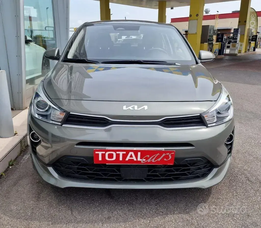 Usata Kia Rio Style 101 CV (74 kW) 2022 Grigio metallizzato Berlina