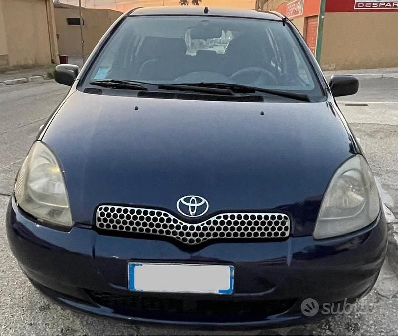 Usata Toyota Yaris 2002 Blu Berlina