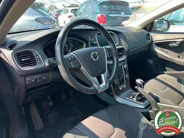 Usata Volvo V40 Business Edition 122 CV (89 kW) 2019 Nero Berlina