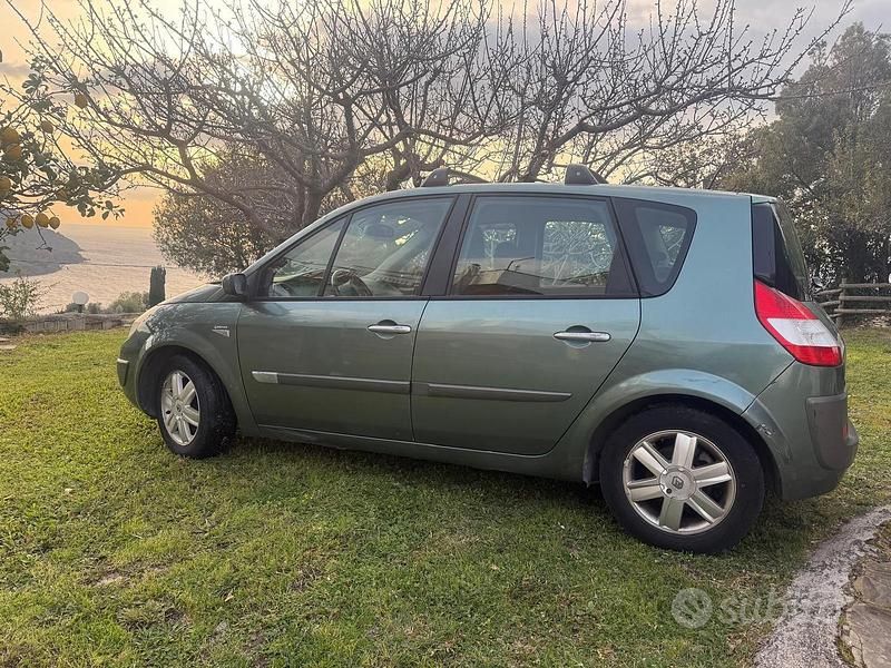 Usata Renault Scénic II 120 CV (88 kW) 2005 Verde Monovolume