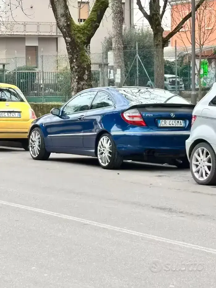Usata Mercedes C200 Elegance 122 CV (89 kW) 2005 Blu Coupé