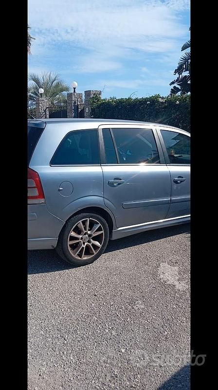 Usata Opel Zafira 2008 Grigio Monovolume