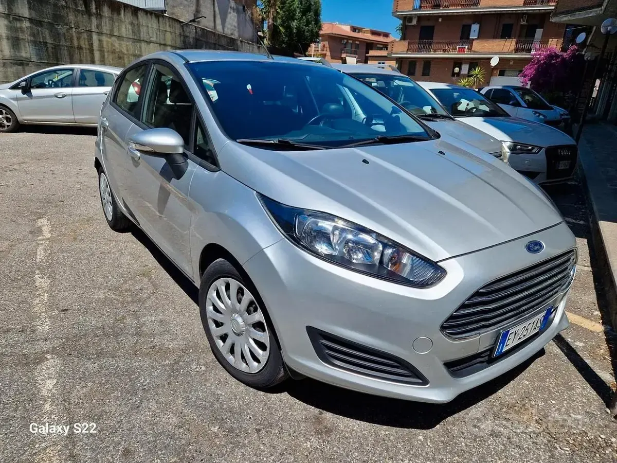 Usata Ford Fiesta 80 CV (58 kW) 2015 Grigio Utilitaria