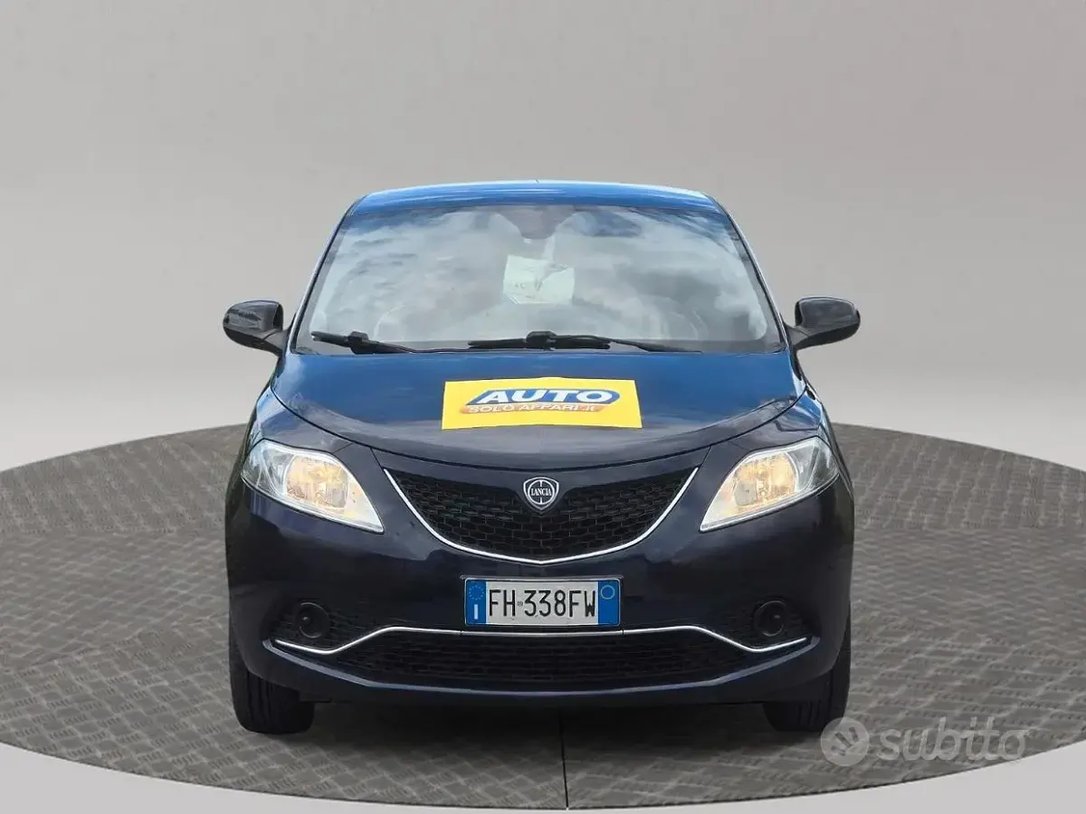 Usata Lancia Ypsilon Gold 69 CV (50 kW) 2017 Bluazzurro Utilitaria