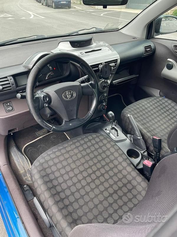 Usata Toyota iQ Sol 98 CV (72 kW) 2010 Blu Utilitaria