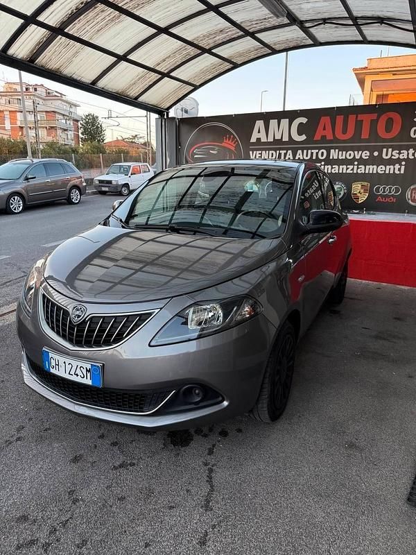 Usata Lancia Ypsilon Silver 69 CV (50 kW) 2022 Grigio Utilitaria