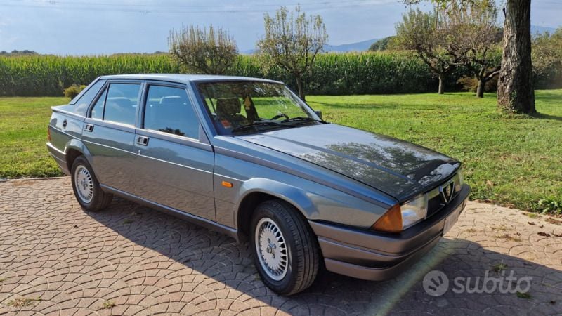 Usata Alfa Romeo 75 120 CV (88 kW) 1989 Grigio Berlina