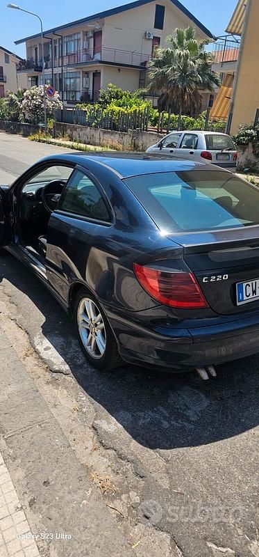 Usata Mercedes C220 140 CV (102 kW) 2004 Blu Coupé