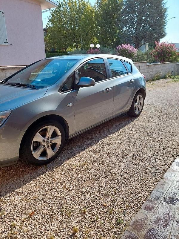 Usata Opel Astra 110 CV (80 kW) 2010 Grigio Berlina