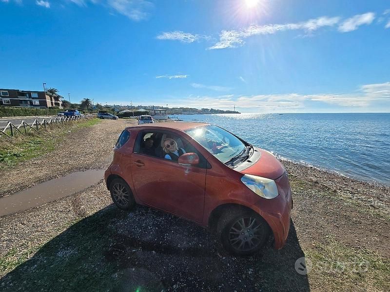 Usata Toyota iQ 68 CV (50 kW) 2011 Rosso Utilitaria